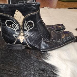 Elegant Black Leather Loafers with Fleur-de-Lis Accent